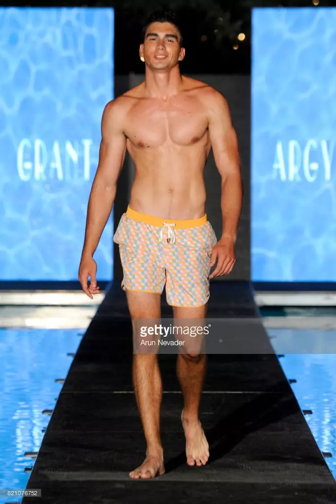 Fyrirsæta gengur um flugbrautina á Argyle Grant tískusýningunni á Art Hearts Fashion á Miami Swim Week á SLS Hyde Beach þann 22. júlí 2017 í Miami, Flórída.