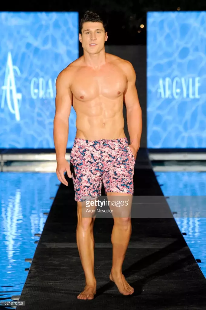 Modelka kráča po dráhe na módnej prehliadke Argyle Grant počas Art Hearts Fashion na Miami Swim Week v SLS Hyde Beach 22. júla 2017 v Miami na Floride.