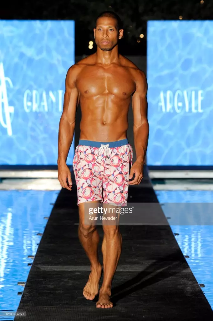 Uma modelo desfila no desfile de moda Argyle Grant durante o Art Hearts Fashion na Miami Swim Week no SLS Hyde Beach em 22 de julho de 2017 em Miami, Flórida.