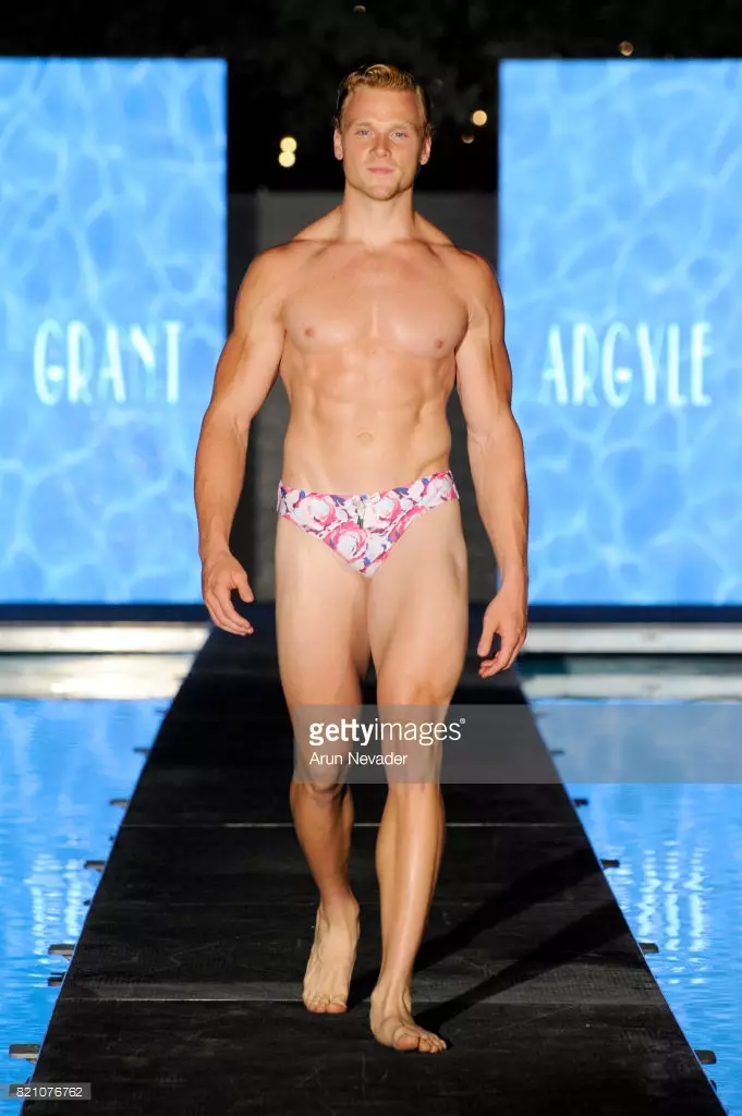 Modelka kráča po dráhe na módnej prehliadke Argyle Grant počas Art Hearts Fashion na Miami Swim Week v SLS Hyde Beach 22. júla 2017 v Miami na Floride.