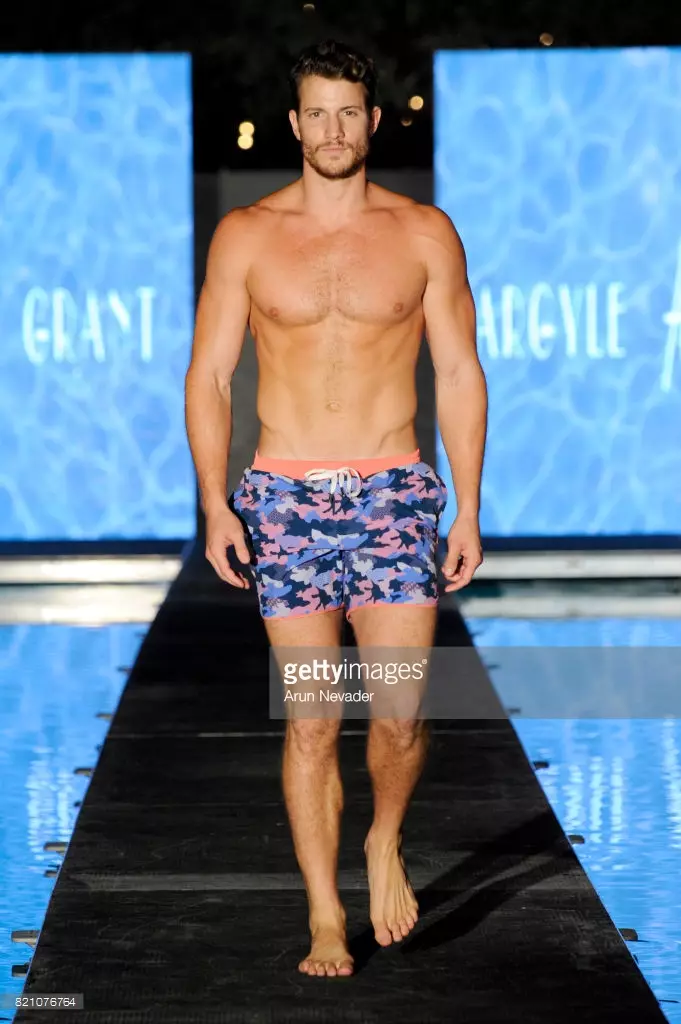 Un mannequin défile lors du défilé de mode Argyle Grant lors de l'Art Hearts Fashion à la Miami Swim Week à SLS Hyde Beach le 22 juillet 2017 à Miami, en Floride.