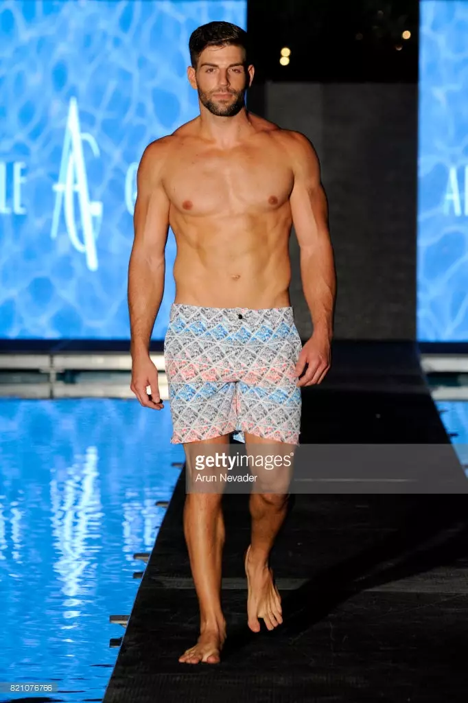 Uma modelo desfila no desfile de moda Argyle Grant durante o Art Hearts Fashion na Miami Swim Week no SLS Hyde Beach em 22 de julho de 2017 em Miami, Flórida.