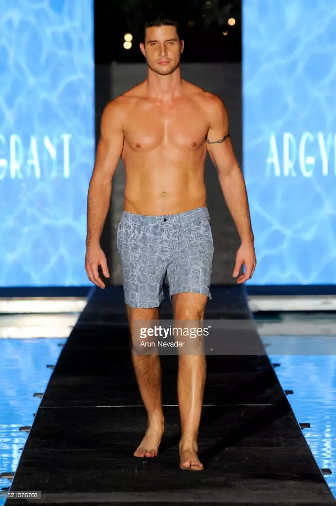 E Modell trëppelt d'Piste bei der Argyle Grant Moudeshow wärend der Art Hearts Fashion op der Miami Swim Week op SLS Hyde Beach den 22. Juli 2017 zu Miami, Florida.