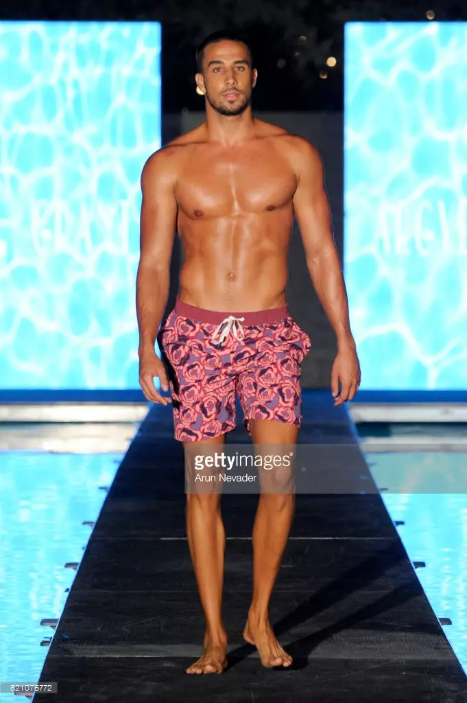 Modelo bat Argyle Grant moda desfilean ibiltzen da Art Hearts Fashion-en Miami Swim Week-en SLS Hyde Beach-en 2017ko uztailaren 22an Miamin, Floridan.