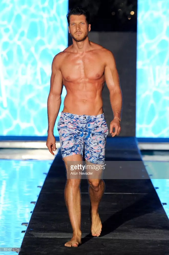 Uma modelo desfila no desfile de moda Argyle Grant durante o Art Hearts Fashion na Miami Swim Week no SLS Hyde Beach em 22 de julho de 2017 em Miami, Flórida.