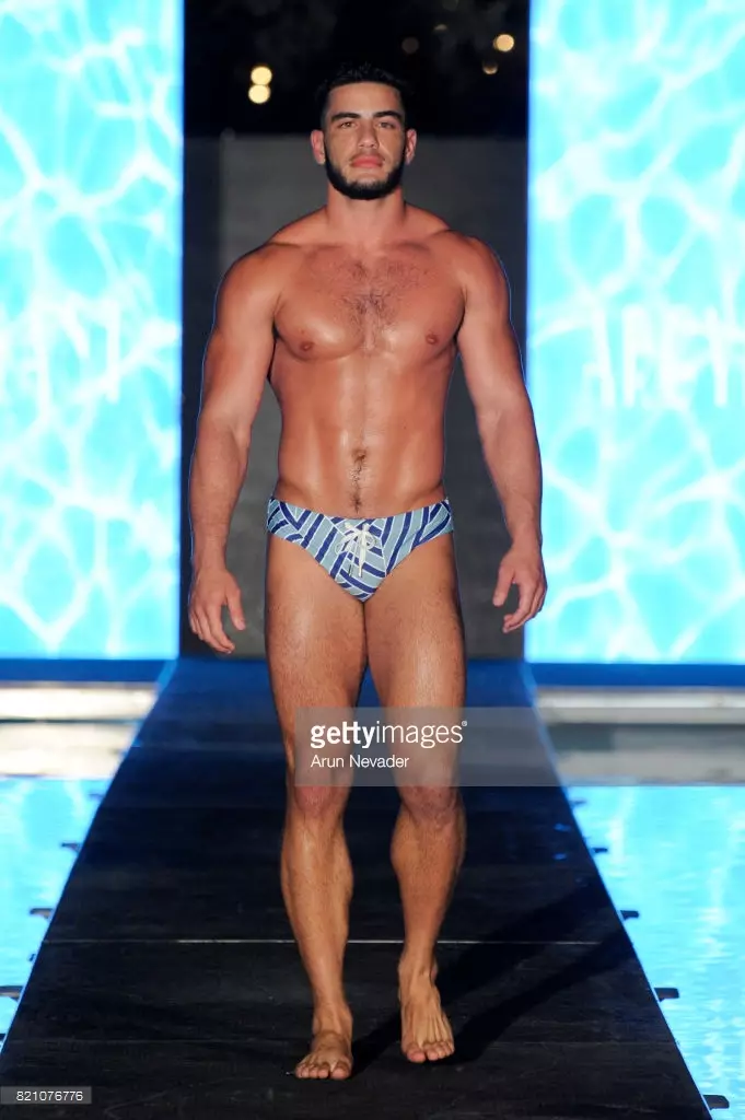 Un mannequin défile lors du défilé de mode Argyle Grant lors de l'Art Hearts Fashion à la Miami Swim Week à SLS Hyde Beach le 22 juillet 2017 à Miami, en Floride.