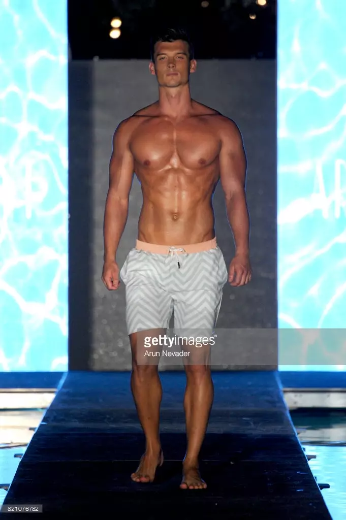 Un modelo percorre a pasarela no desfile de moda de Argyle Grant durante a Art Hearts Fashion na Miami Swim Week en SLS Hyde Beach o 22 de xullo de 2017 en Miami, Florida.