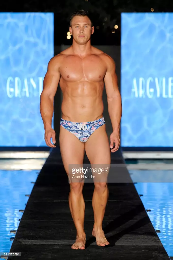 Hiji modél leumpang dina landasan paméran busana Argyle Grant salami Pantun Seni Hati di Miami Swim Week di SLS Hyde Beach dina 22 Juli 2017 di Miami, Florida.