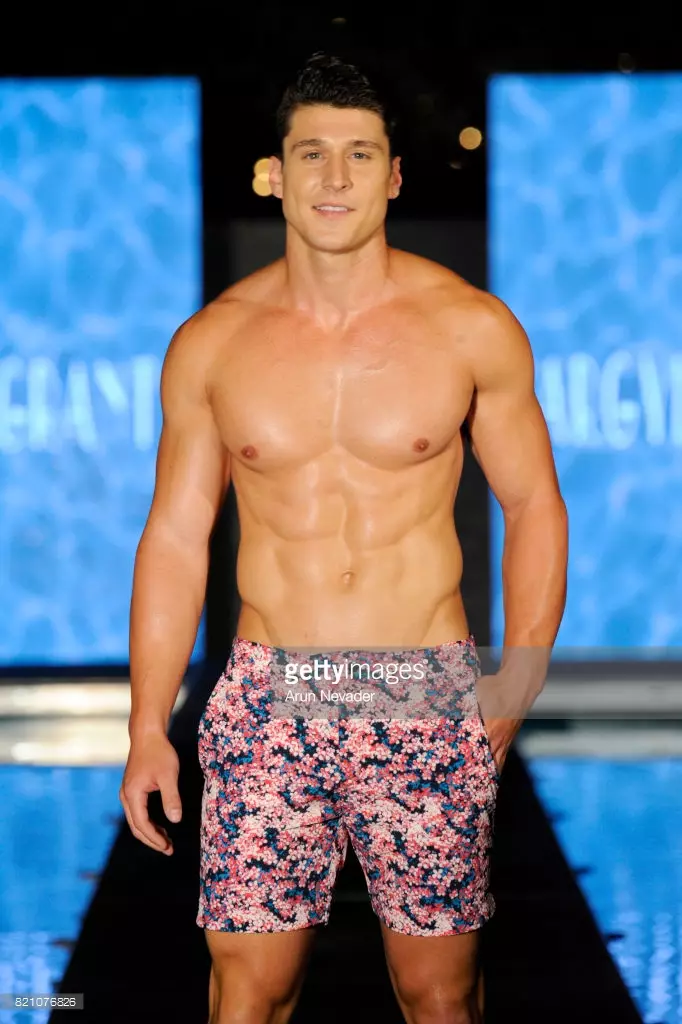 Modelo bat Argyle Grant moda desfilean ibiltzen da Art Hearts Fashion-en Miami Swim Week-en SLS Hyde Beach-en 2017ko uztailaren 22an Miamin, Floridan.