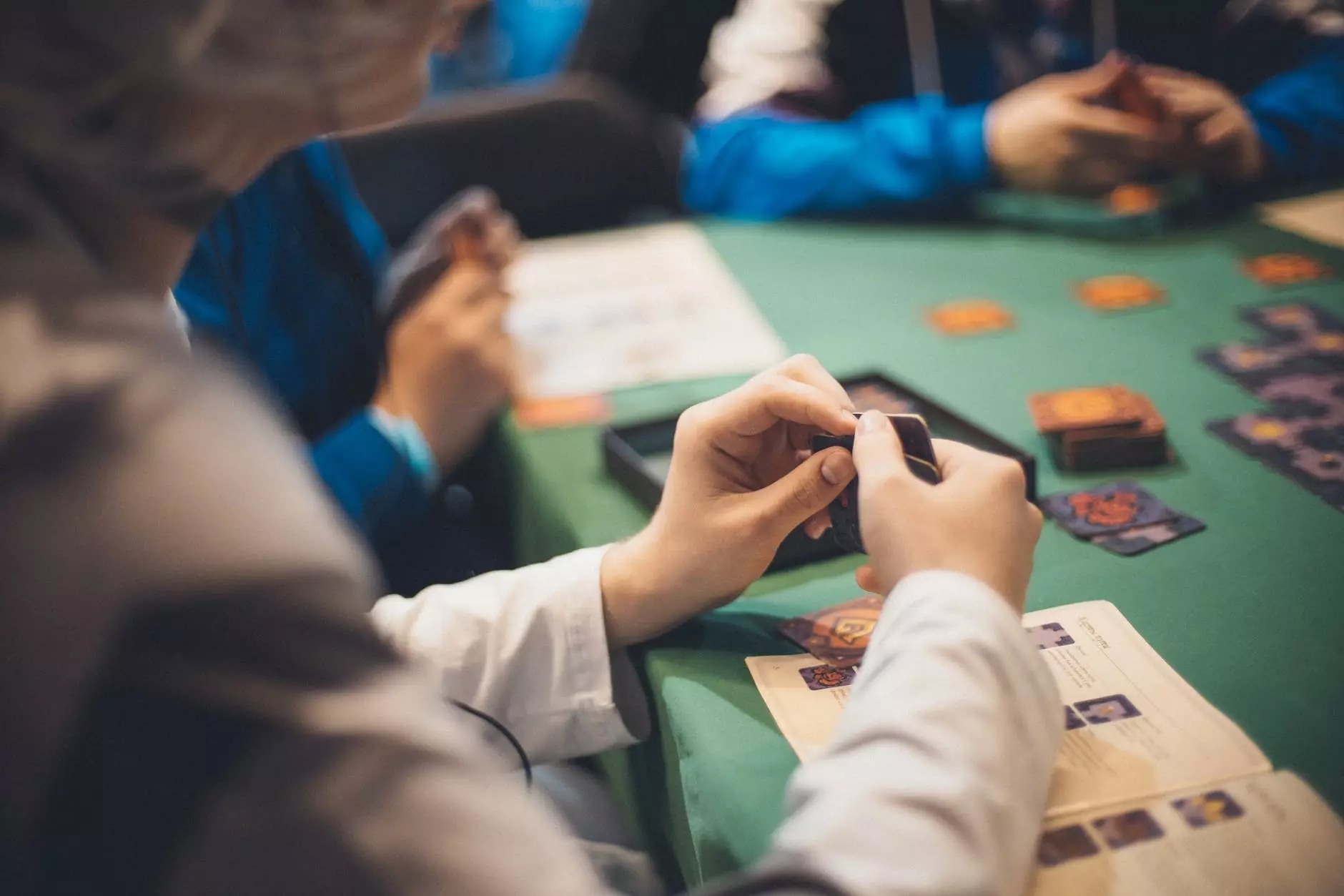 ritaglia le persone che giocano a carte al tavolo