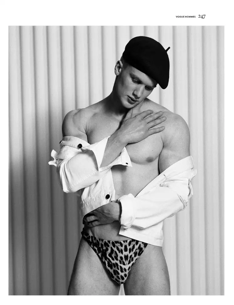 'Toy Boys' Zac Aynsley ve Dan Scoble, Vogue Hommes International'ın SS16 sayısı için bu başyazıda yer alıyor. Beefcake fitness modelleri ve kişisel antrenörler, Benjamin Bruno tarafından tasarlanan Alasdair McLellan tarafından fotoğraflandı.