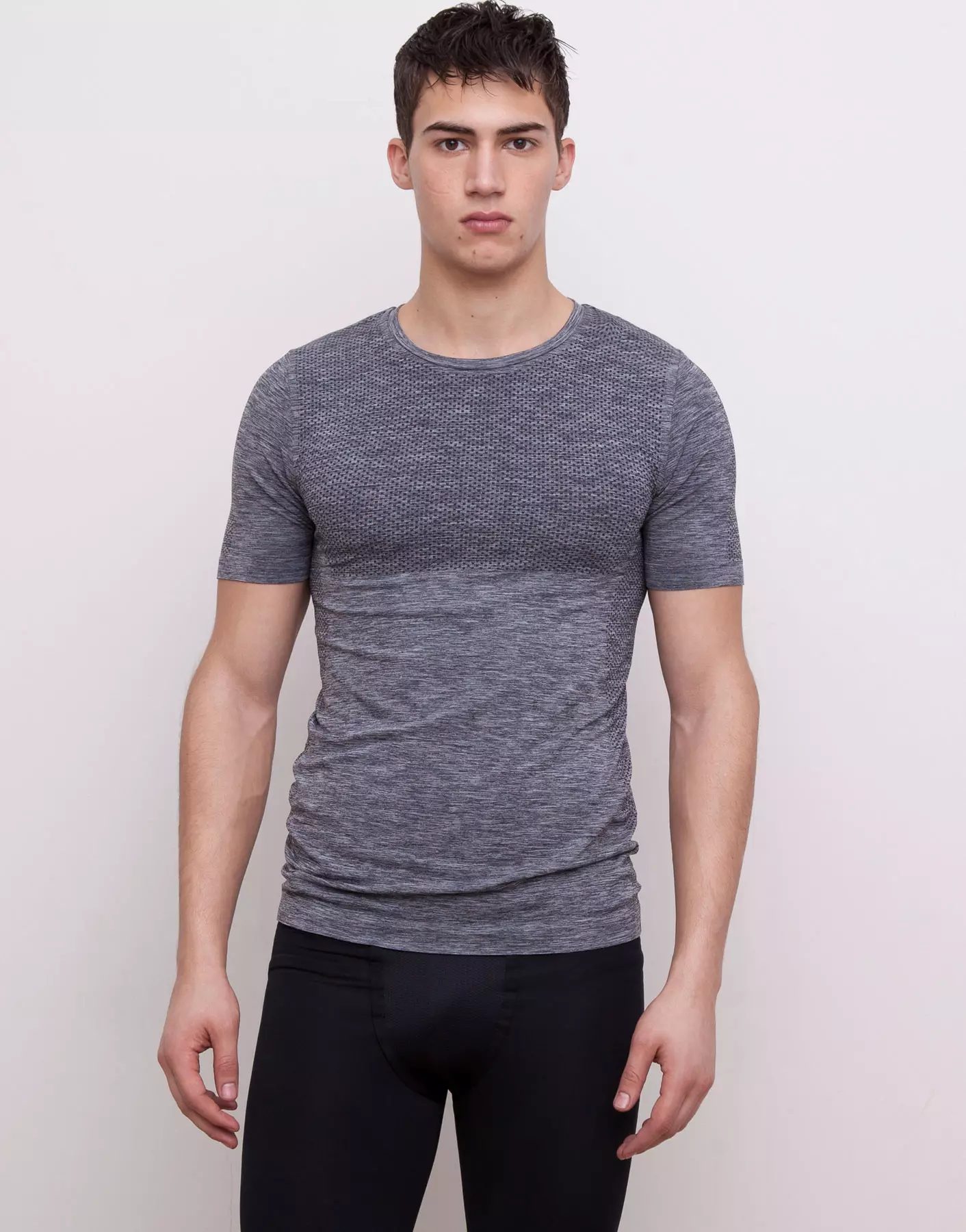 Ngenalke Pull & Bear Gymwear karo model Alessio Pozzi model t-shirt nyaman, celonone katun lan kathok cendhak kabeh kanggo aktivitas dinamis.