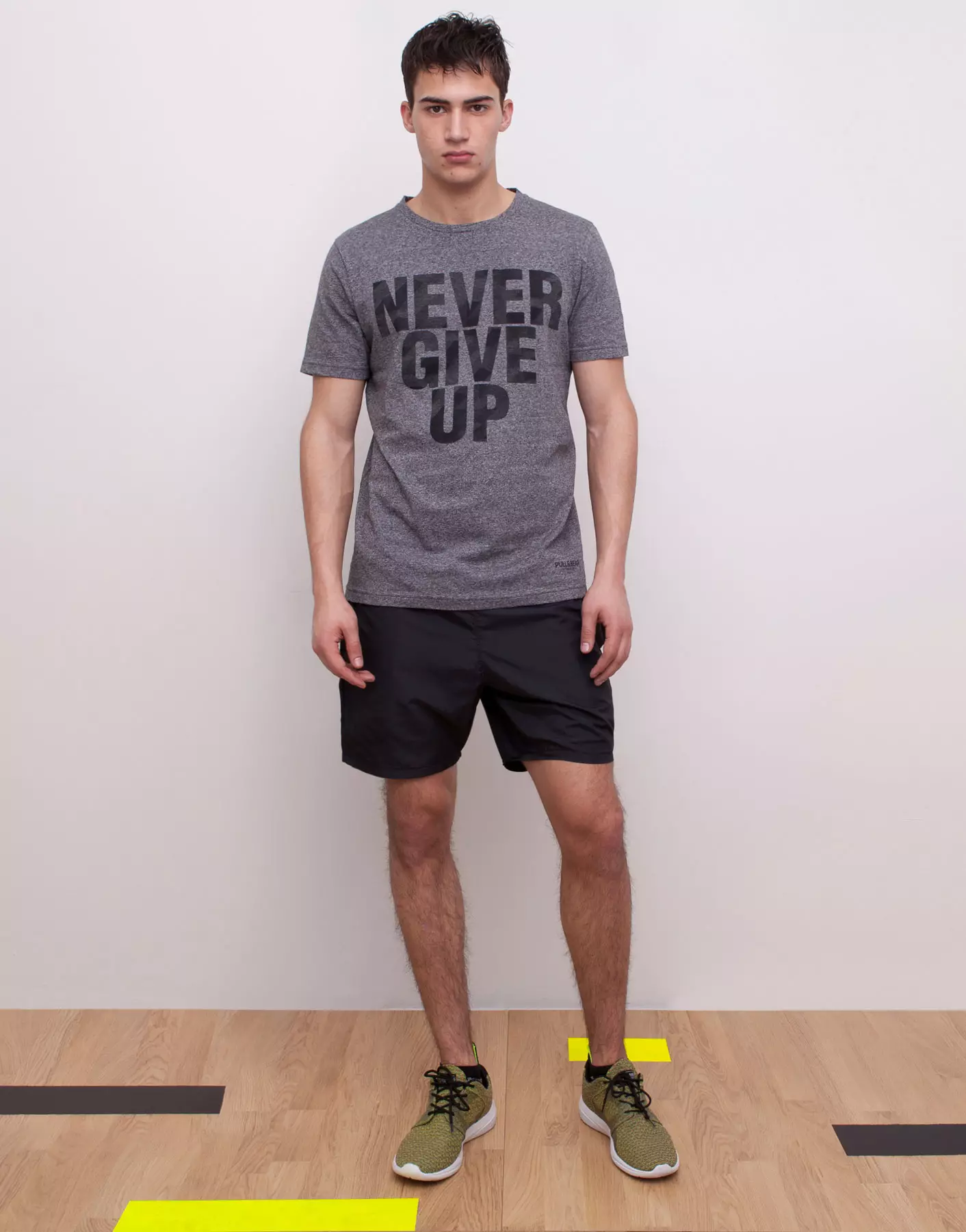 推出带有 Alessio Pozzi 造型的 Pull & Bear Gymwear 舒适 T 恤、棉质裤子和短裤，适合您的动态活动。