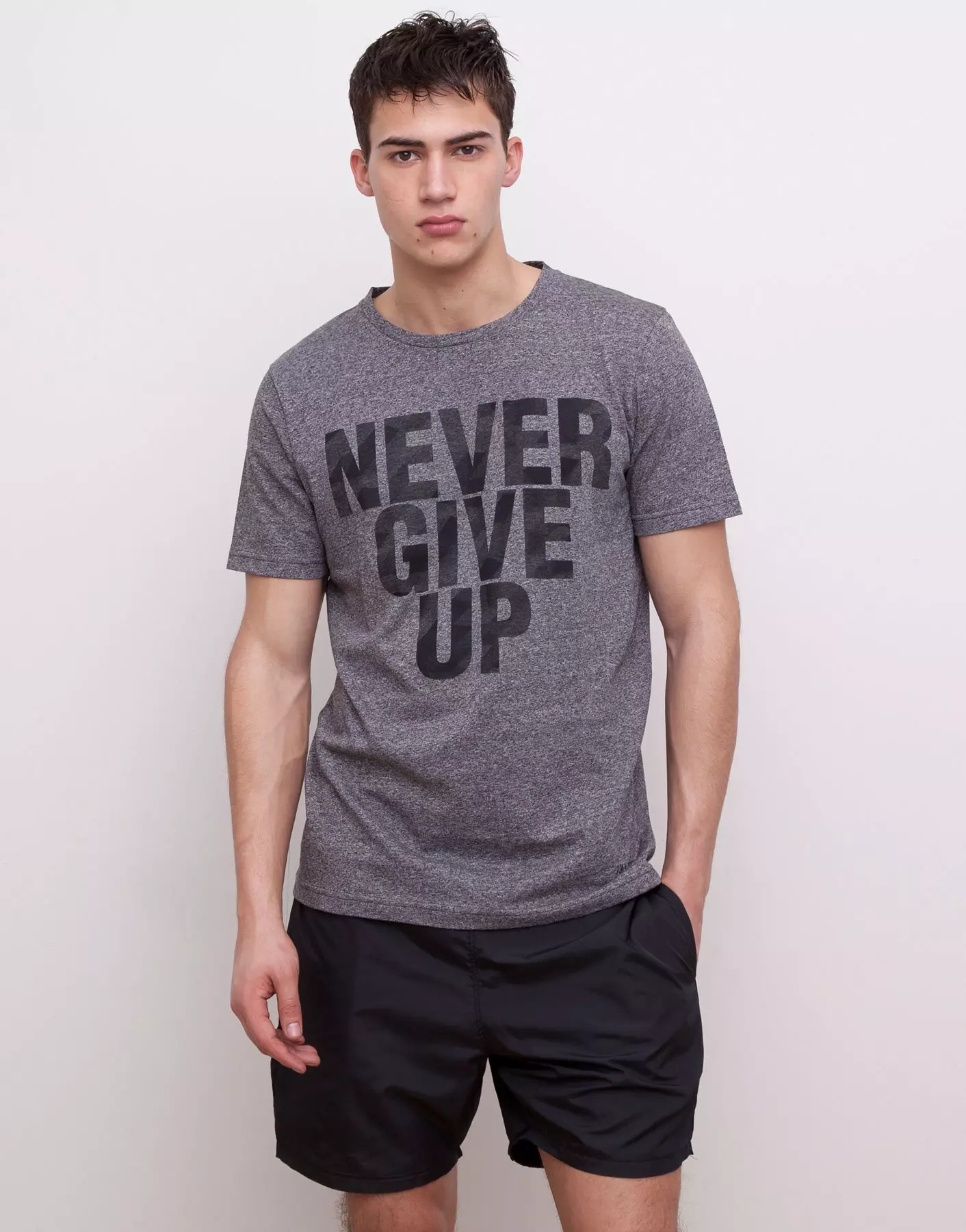 Ewebata Pull & Bear Gymwear na Alessio Pozzi imezi t-shirts mara mma, uwe ogologo ọkpa na uwe mkpirisi niile maka mmemme ike gị.