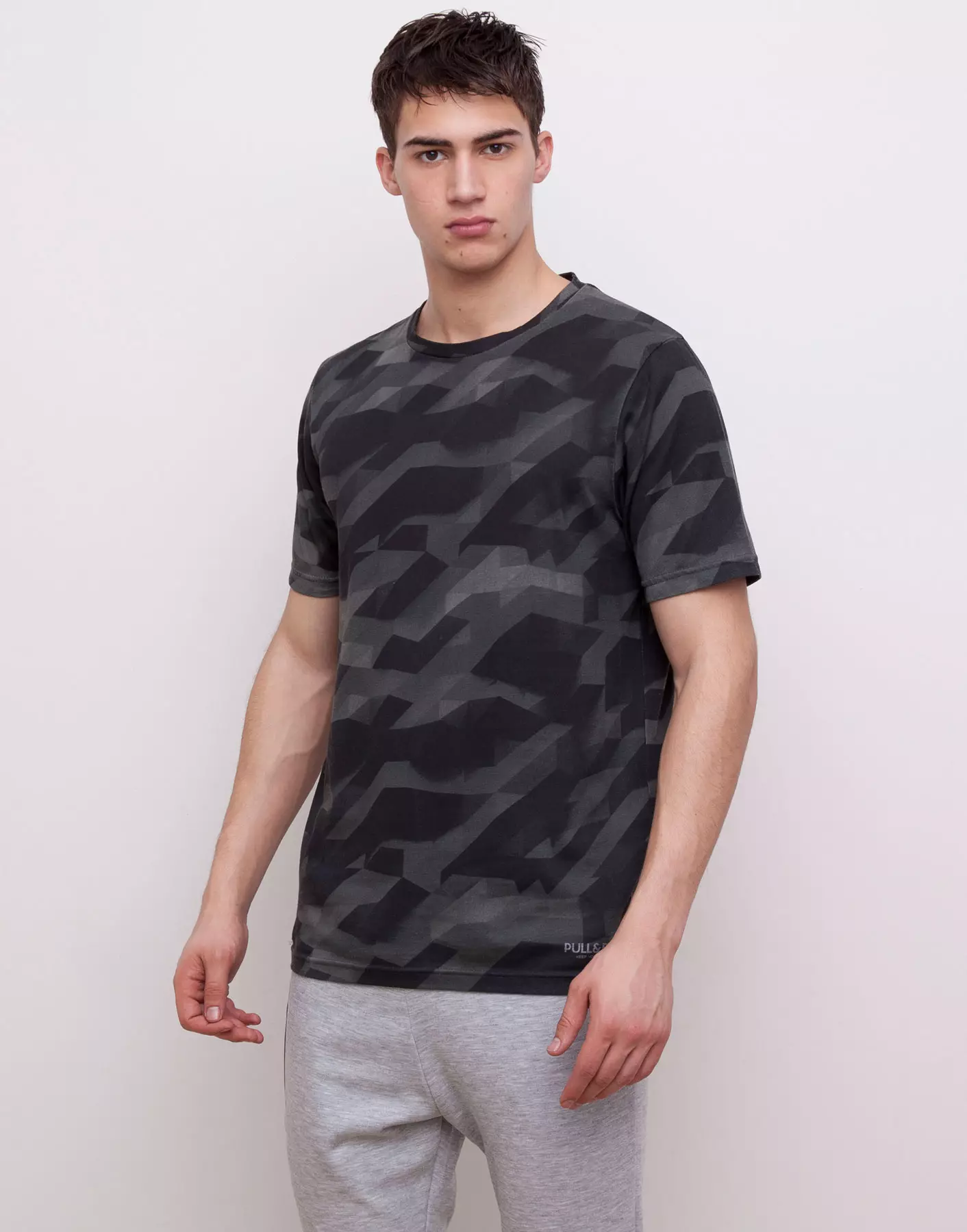 Ewebata Pull & Bear Gymwear na Alessio Pozzi imezi t-shirts mara mma, uwe ogologo ọkpa na uwe mkpirisi niile maka mmemme ike gị.