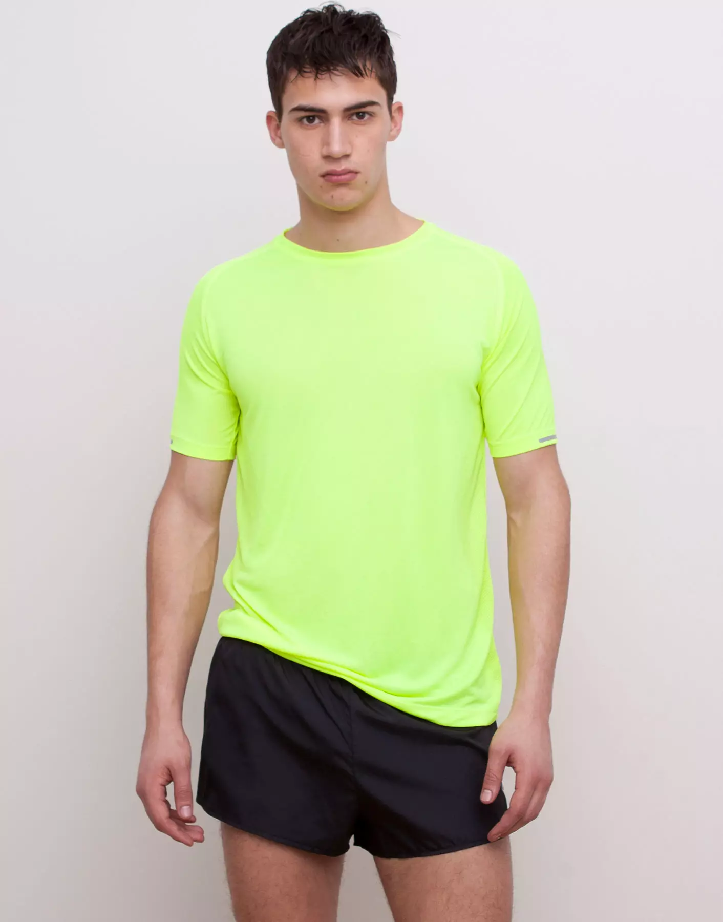 Qhia Pull & Bear Gymwear nrog Alessio Pozzi ua qauv zoo nkauj t-shirts, paj rwb ris thiab luv rau koj cov dej num dynamic.