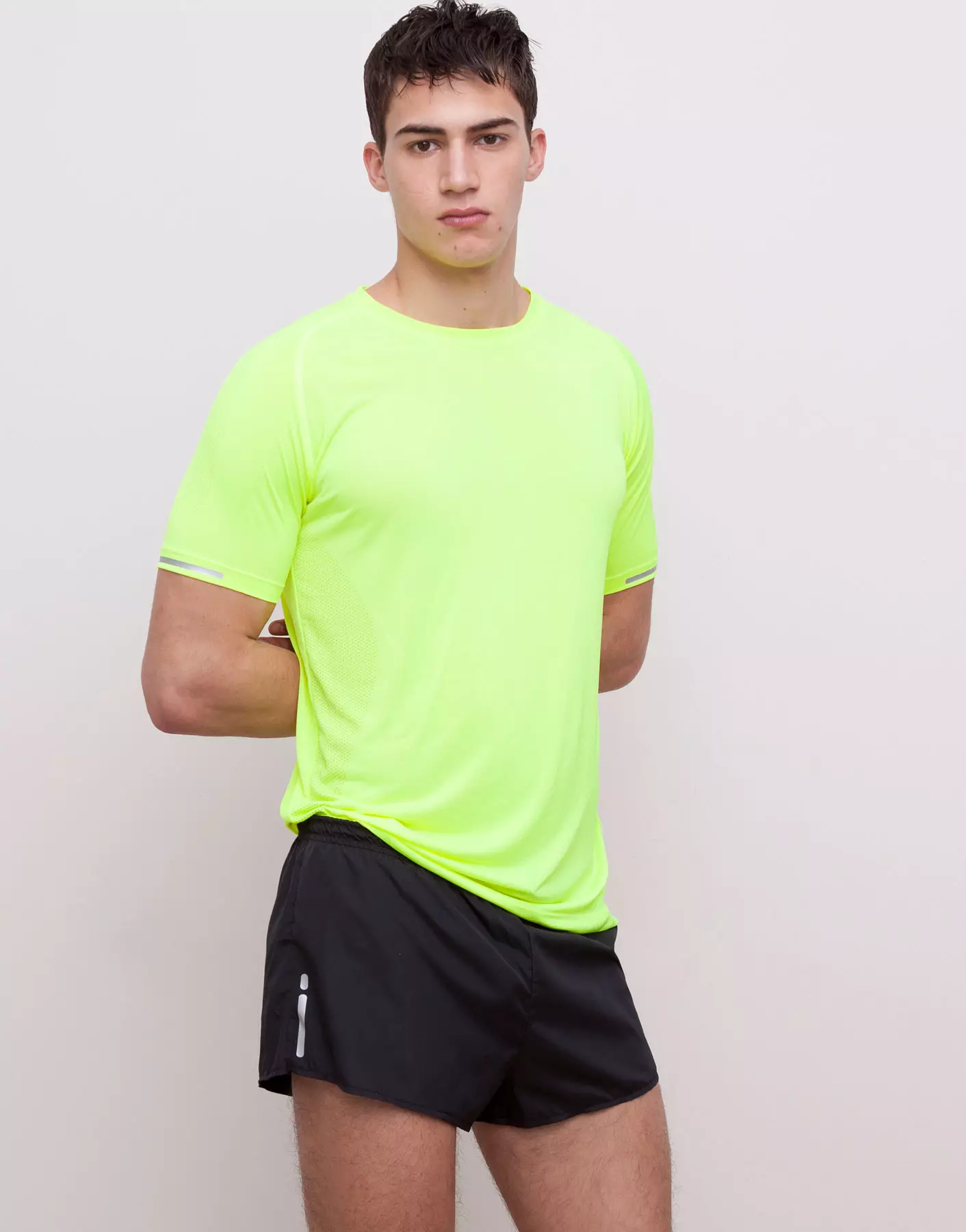 Vă prezentăm Pull & Bear Gymwear cu Alessio Pozzi modelând tricouri comode, pantaloni din bumbac și pantaloni scurți, toate pentru activitățile dvs. dinamice.