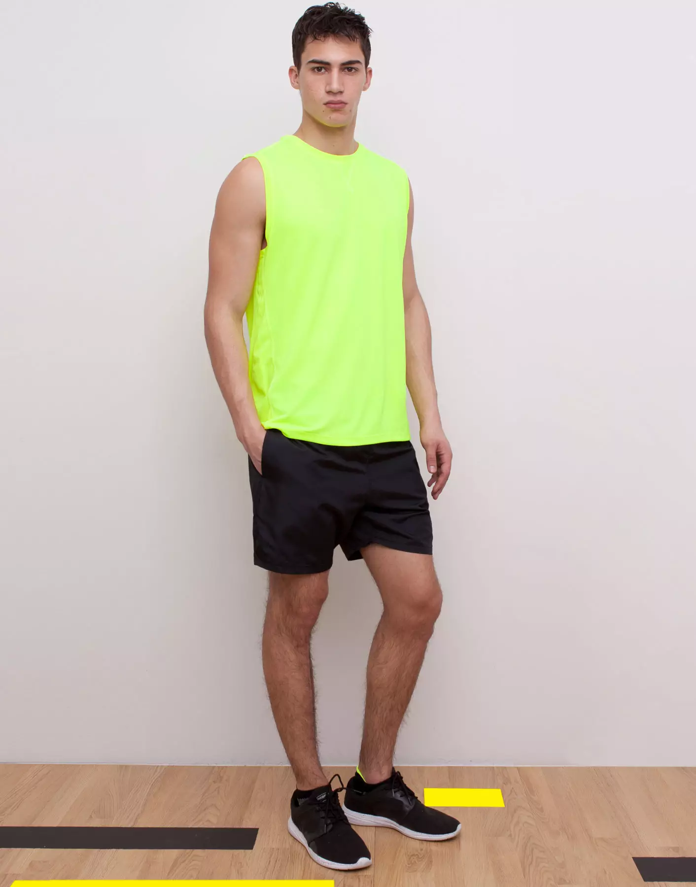 Bekendstelling van Pull & Bear Gymwear met Alessio Pozzi modelleer gemaklike t-hemde, katoenbroeke en kortbroeke, alles vir jou dinamiese aktiwiteite.