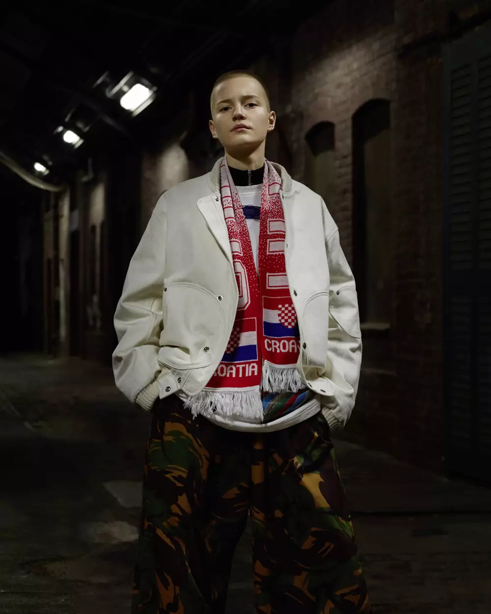 Ralph Mecke နှင့် Fashion Editor Ingo Narhwold ရိုက်ကူးထားသည့် Derek Ridgers မှ Hooligans နှင့် Skinheads မျိုးနွယ်စုများမှ မှုတ်သွင်းထားသော ODDA 10 အတွက် 'Der Spinner'