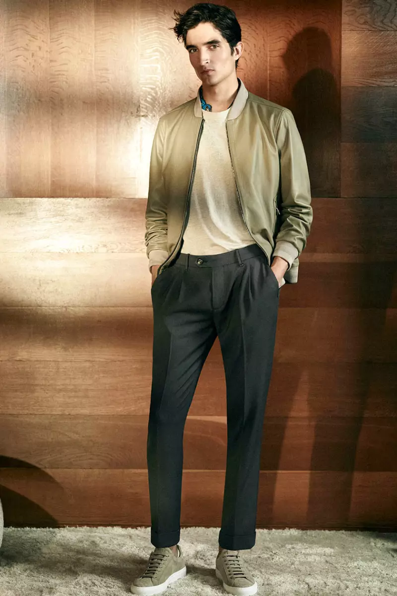 De Canali Spring-Summer 2022-kolleksje dompelt him ûnder yn 'e Los Angeles fan 'e jierren '90. De stikken út dizze Canali-kolleksje fusearje mei de stêd, en meitsje unferwachte kombinaasjes.