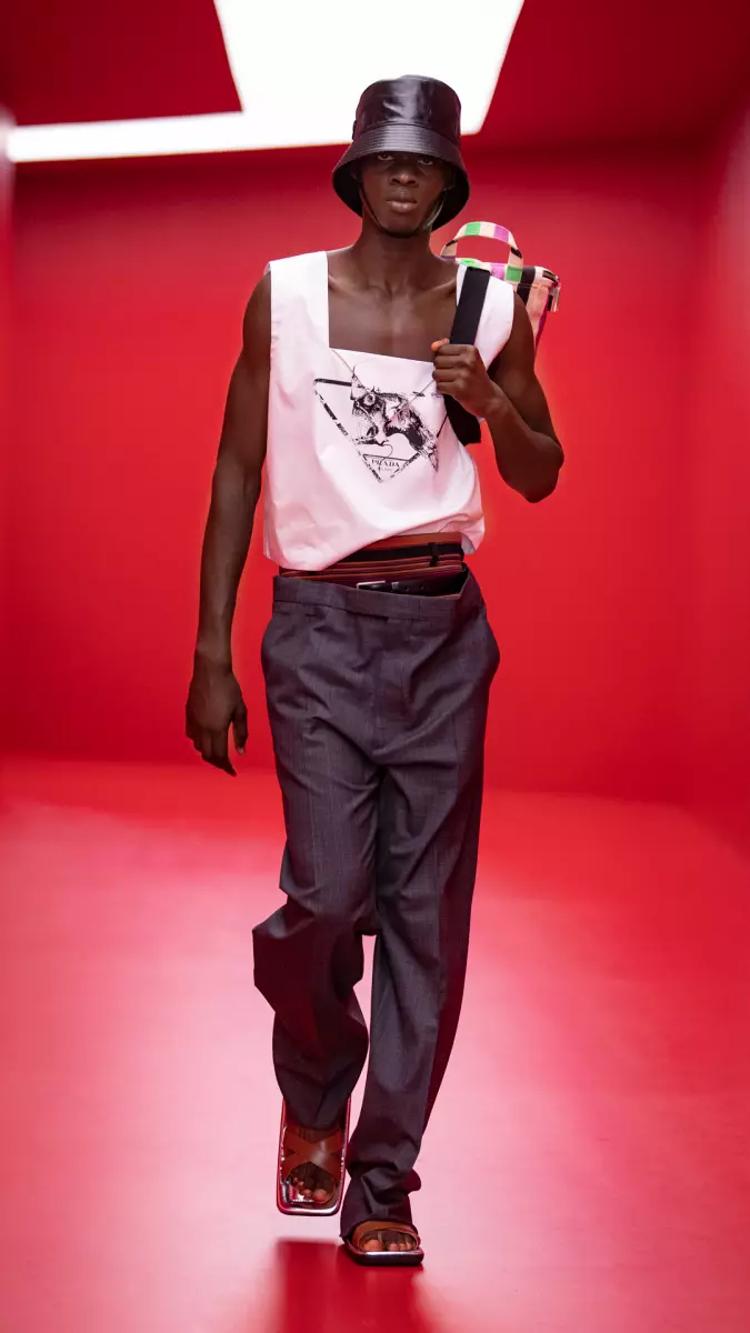 Prada Menswear Spring 2022 в Милане 6253_34