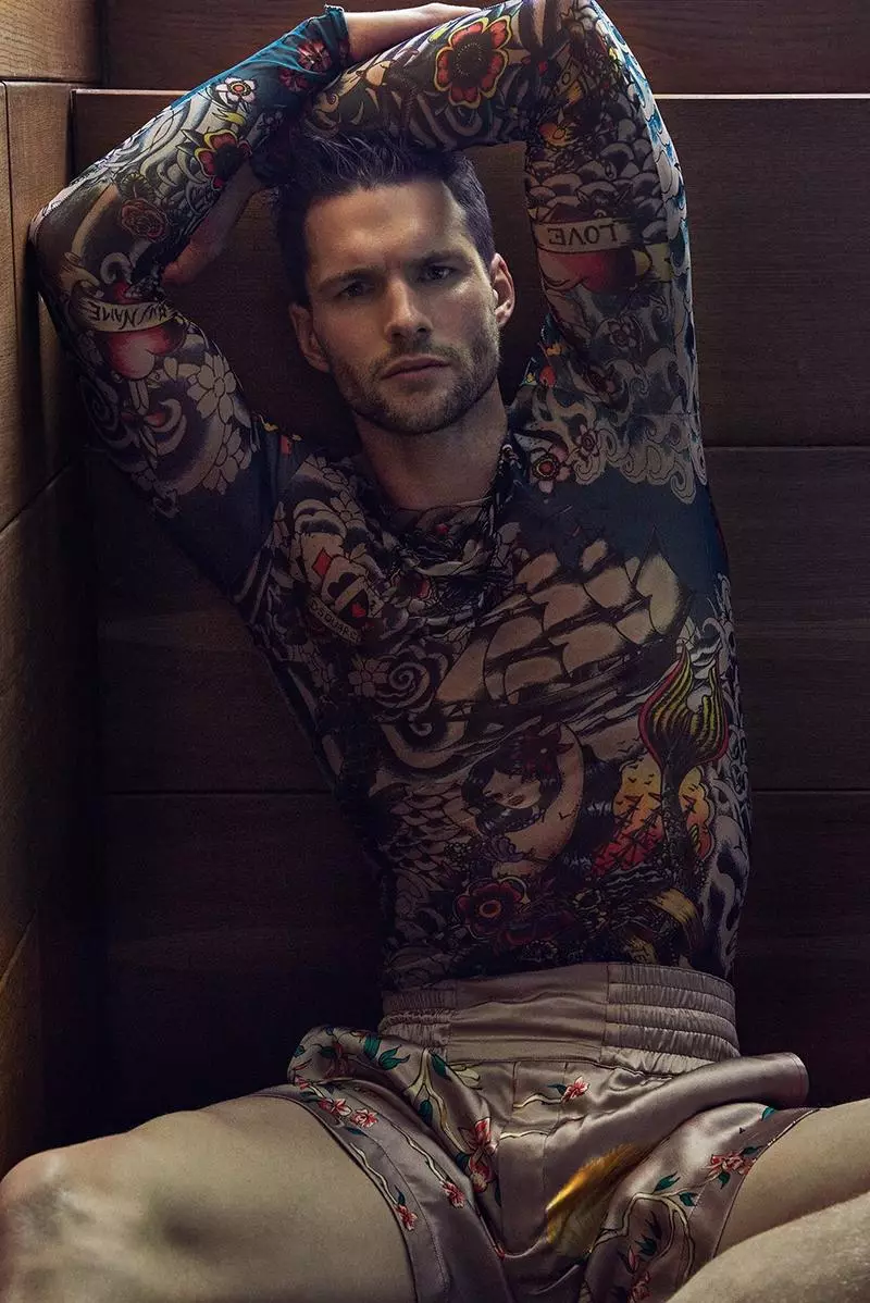 Super model Tomas Skoloudik o matlafatsa tokollo e ncha ea GQ Portugal May 2016 hona joale litulong, e nkiloeng ke Photographer/GQ Lighthouse e hatisang Branislav Simoncik ea nang le talenta 'me e ngotsoe ke Motsamaisi oa Feshene Jan Kralicek.