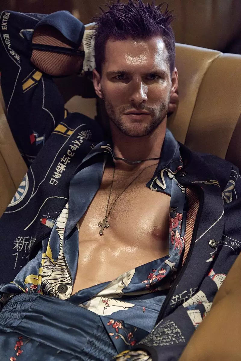 Super model Tomas Skoloudik o matlafatsa tokollo e ncha ea GQ Portugal May 2016 hona joale litulong, e nkiloeng ke Photographer/GQ Lighthouse e hatisang Branislav Simoncik ea nang le talenta 'me e ngotsoe ke Motsamaisi oa Feshene Jan Kralicek.