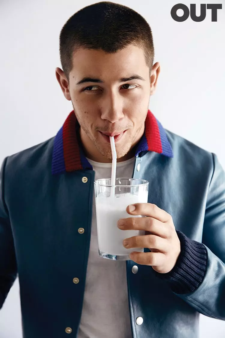 Fra Teen Heartthrob til Gay Icon, hvem er Nick Jonas? Med millioner i rekordsalg, to skeive TV-roller og en spirende solokarriere, hva er det neste for den unge stjernen? Det er komplisert.