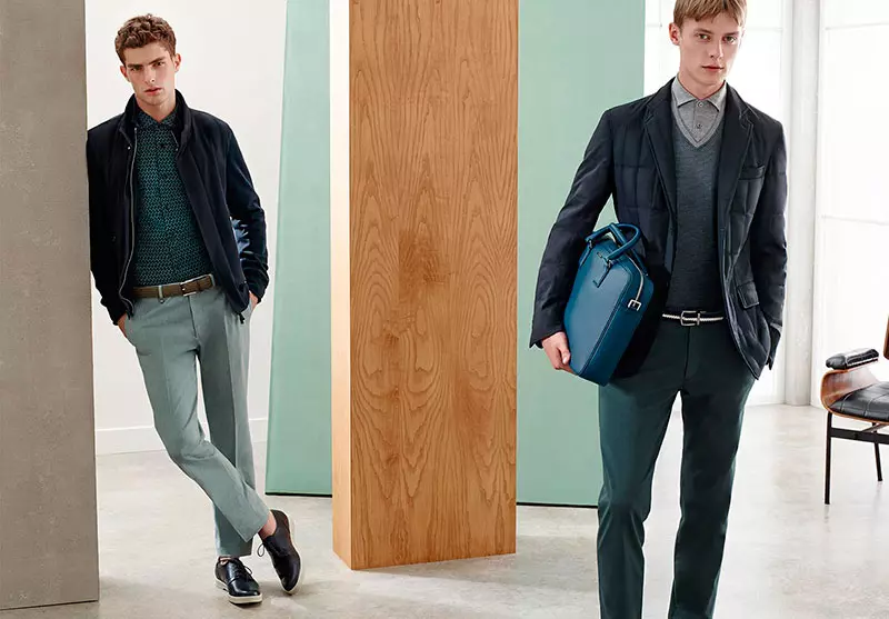 Touche pafè a nan klas nan yon anviwònman enfòmèl. Pran yon gade nan Katalòg S/S 2015 soti nan Ermenegildo Zegna.