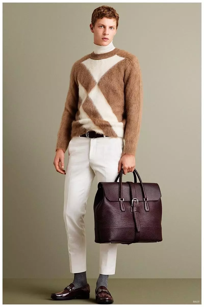 Bally Fall/Winter 2015 Сіздің келбетіңізге жаңа сәнді жиектер әкелетін ыңғайлы заттары бар жұмыссыз гардеробты жандандырыңыз.