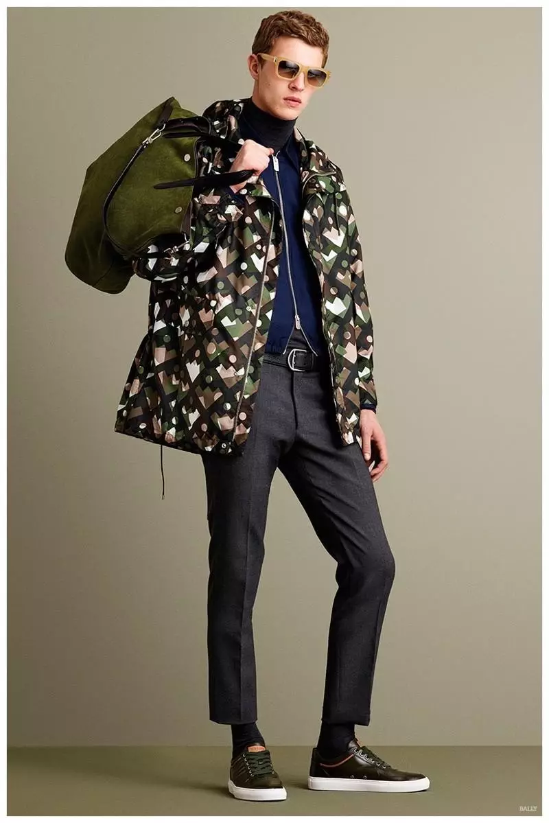 Bally Fall/Winter 2015 ከስራ ውጪ የሆነን ቁም ሣጥን በመልክህ ላይ አዲስ የቅንጦት ጠርዝ በሚያመጡ ዘና ባለ አስፈላጊ ነገሮች አበረታት።