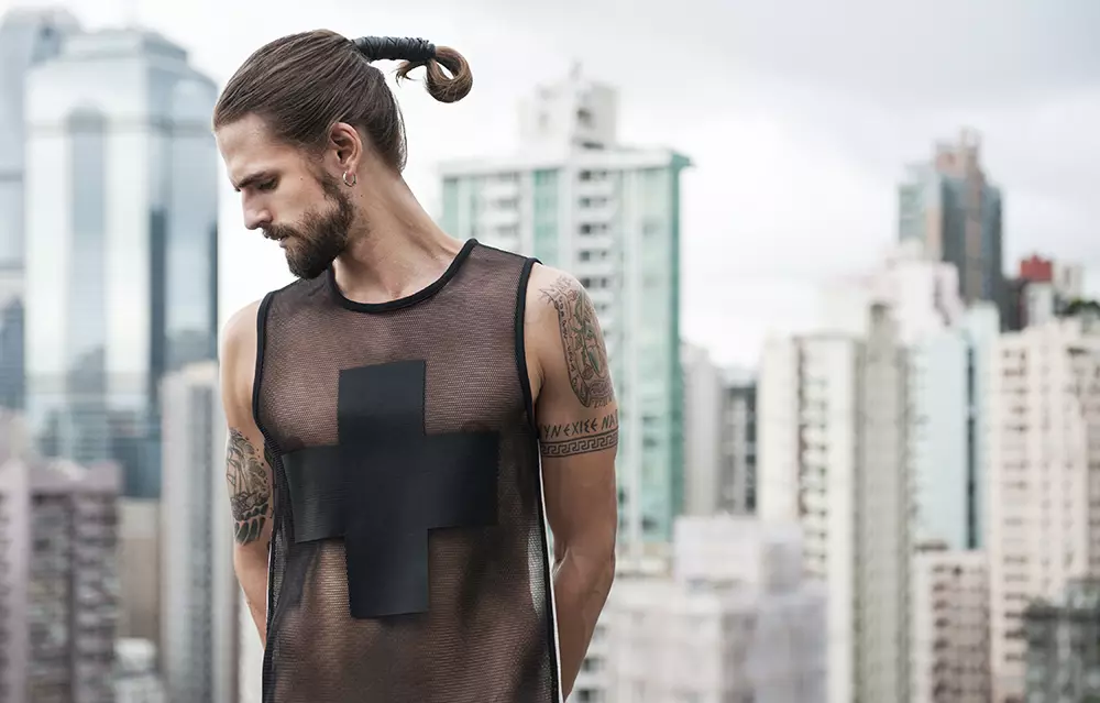 Abbiamo i nuovi scatti della campagna di immagine per il marchio streetwear maschile MASS del designer Mass Luciano, che ha sede a Hong Kong, splendide immagini scattate dal fotografo Antoni d'Esterre.