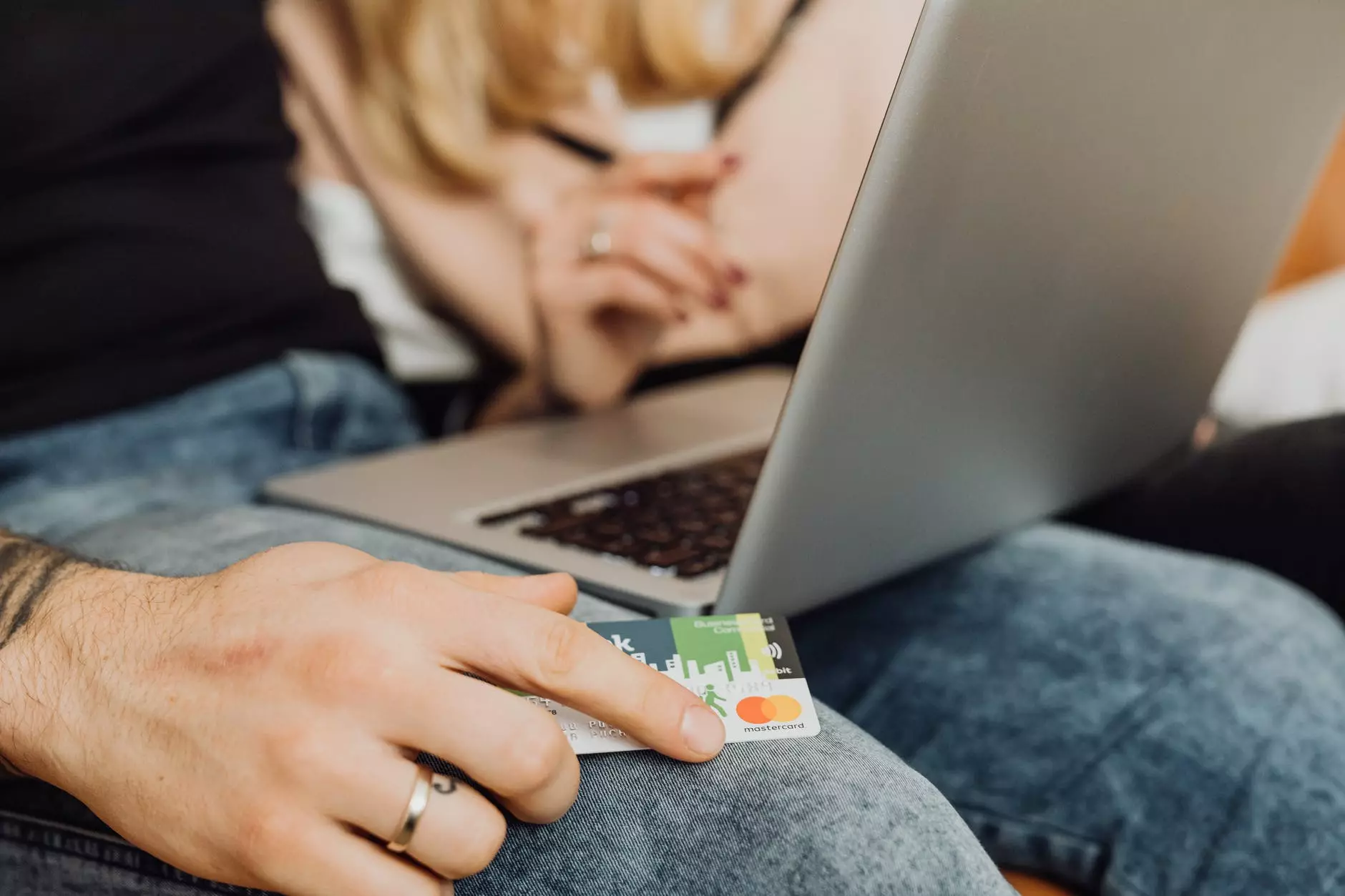 un uomo con una carta di credito