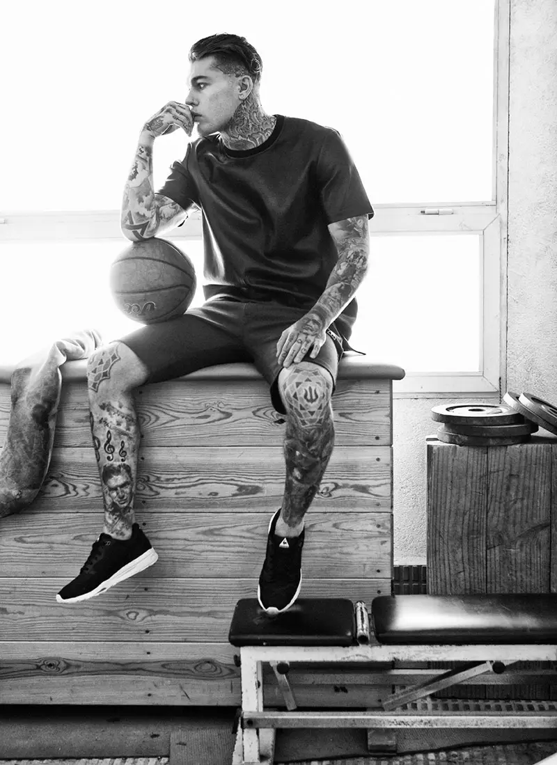 Stephen James fotograferet af Edu García og stylet af Gerard Solé, til april 2015-udgaven af ​​Men's Health Spain.