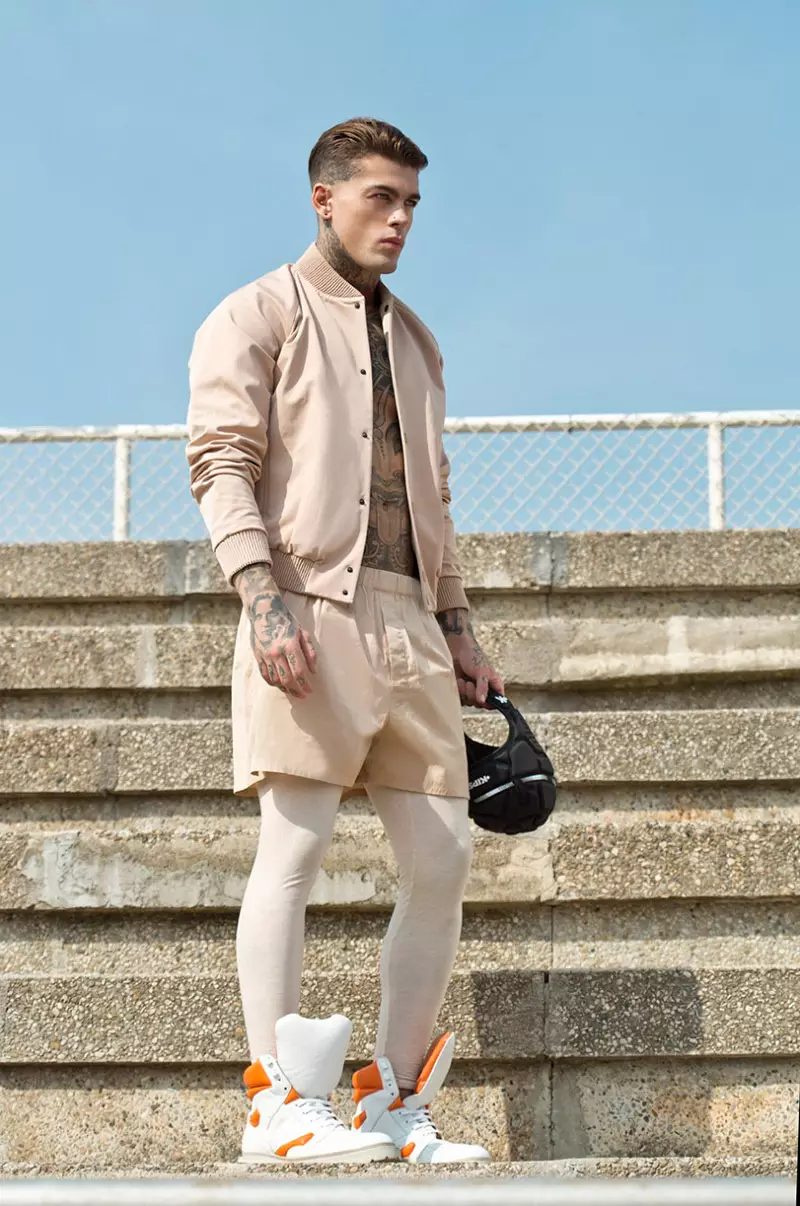 Stephen James fotograferad av Edu García och stylad av Gerard Solé, för aprilnumret 2015 av Men's Health Spain.