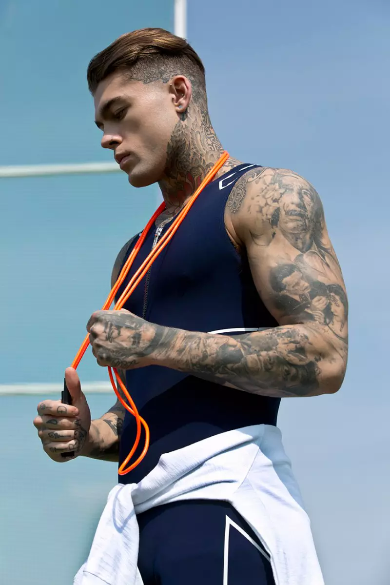 Stephen James fotografato da Edu García e con lo styling di Gerard Solé, per il numero di aprile 2015 di Men's Health Spain.