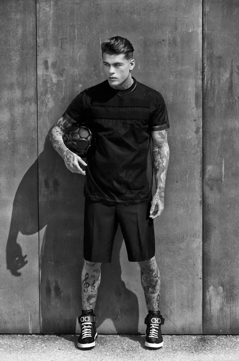 Stephen James fotografiat per Edu García i estilitzat per Gerard Solé, per al número d'abril de 2015 de Men's Health Spain.