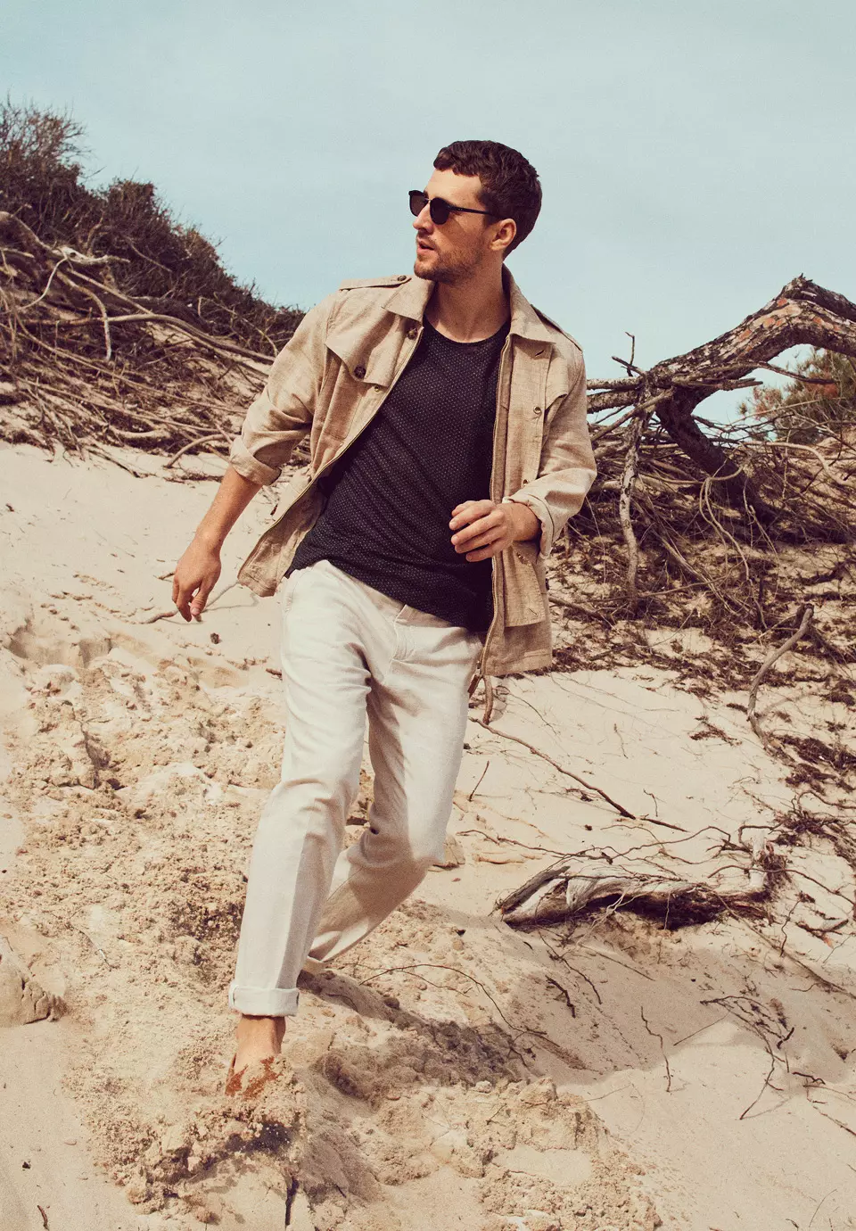 George Barnett protagonitza l'últim lookbook de Mango Man 04 titulat "SPRING ADVENTURE". La model posa vestint les noves propostes de la marca.