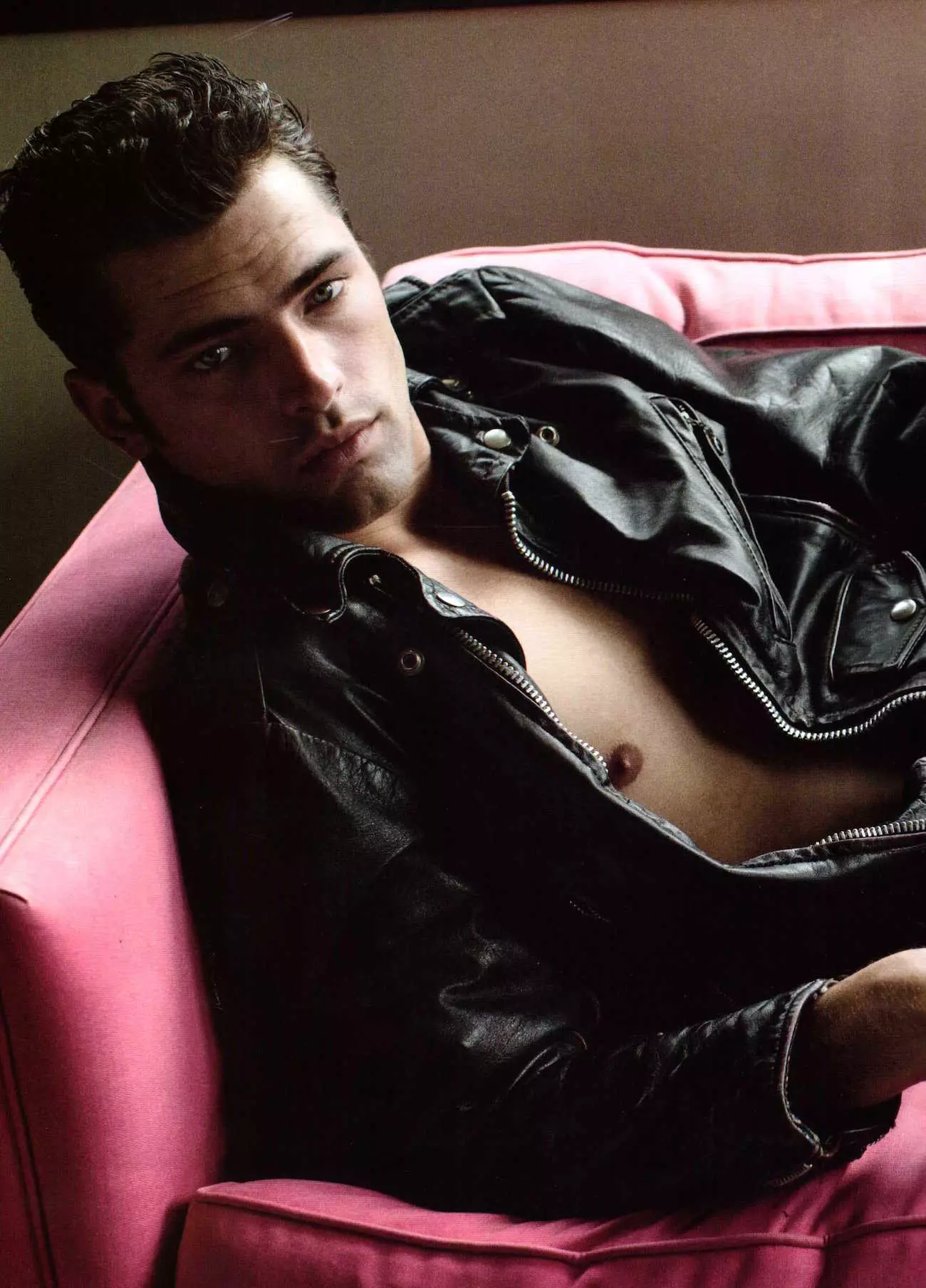 La top model Sean O'Pry cobreix i protagonitza un nou editorial per al número 13 de la revista DSection, filmada per Doug Inglish, amb peces de luxe dissenyades per Nicolas Klam