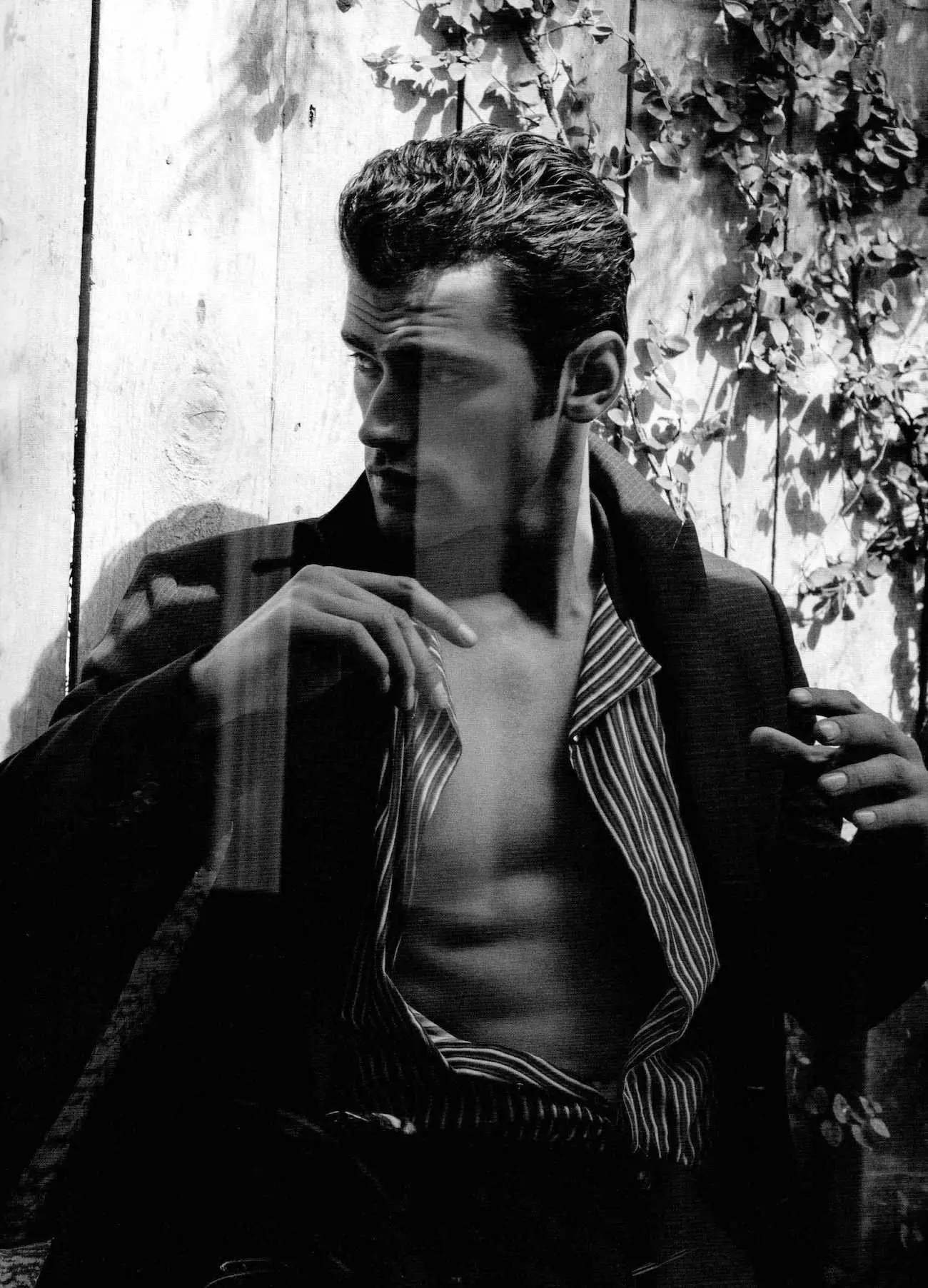 A top model Sean O'Pry cobre e estrelando o novo editorial da DSection Magazine Issue # 13, fotografado por Doug Inglish, com roupas luxuosas e estilizado por Nicolas Klam