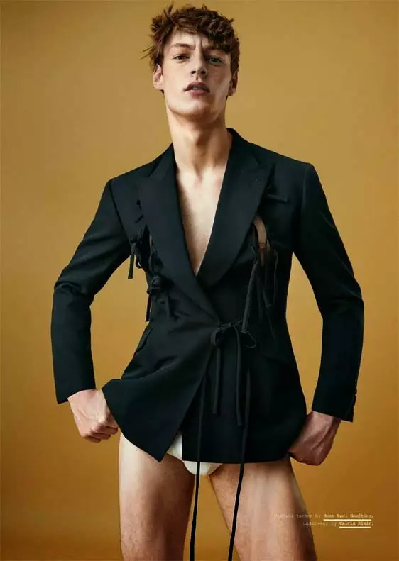 Model Roberto Sipos le feiceáil sa saothar nua le Paul Scala don Manuscript Magazine.