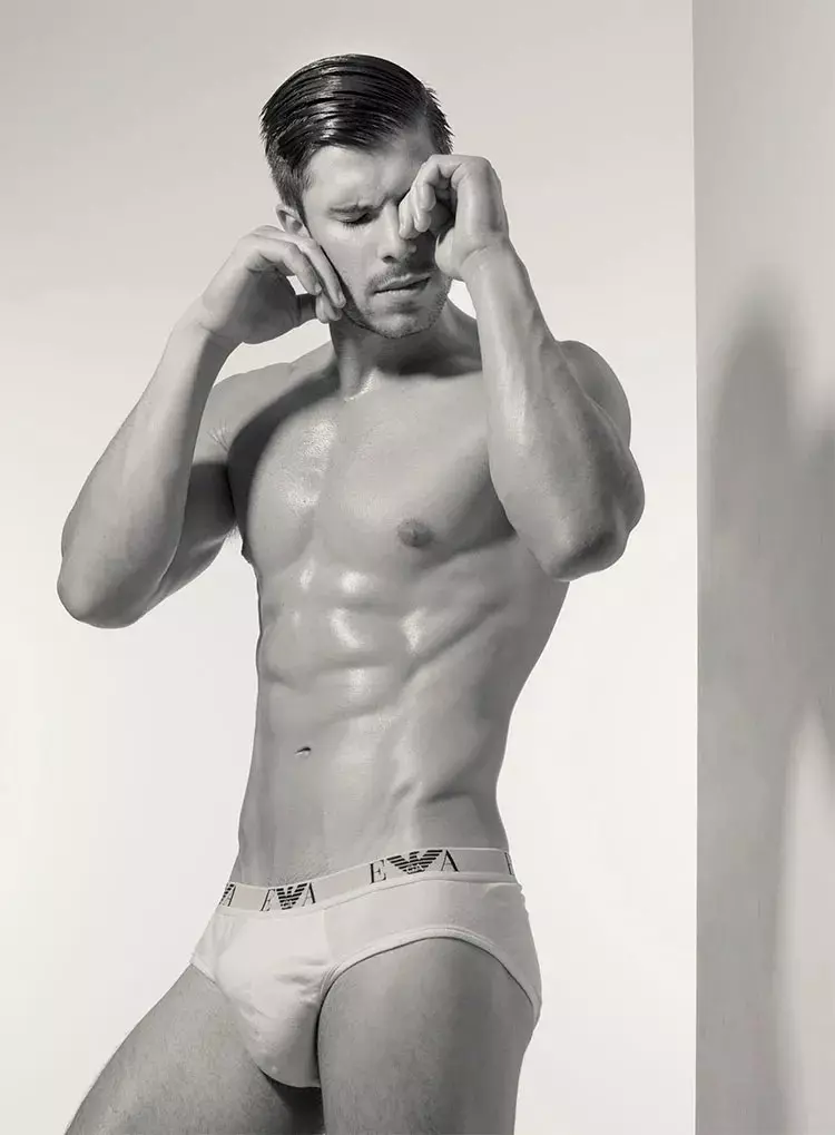 Cassiano Weiric mara mma na 'Ford Models Brasil' kwụsịrị site na studio onye na-ese foto Xavier Samré maka nnọkọ ọhụrụ na-adọrọ adọrọ.