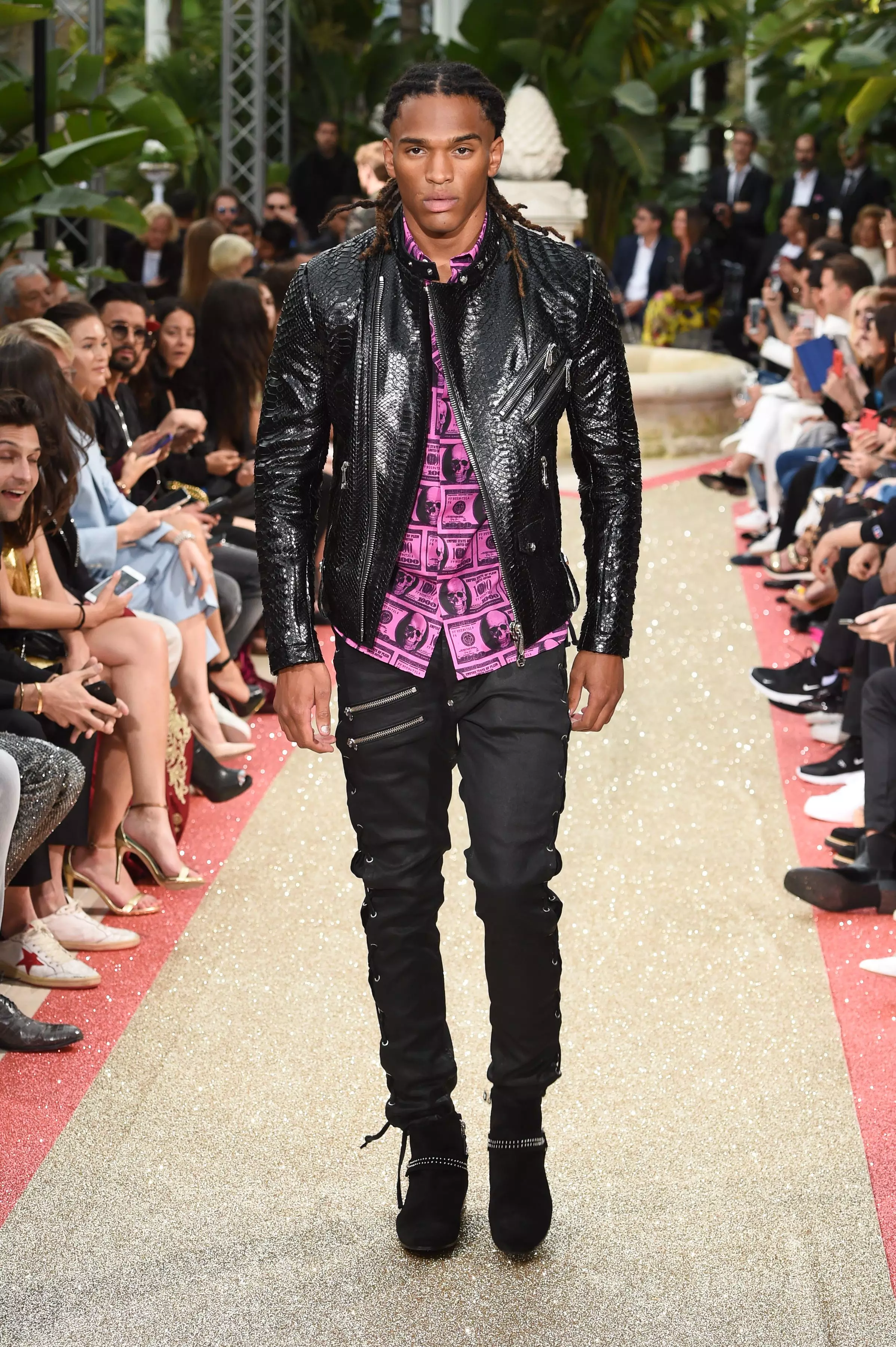 Mae'r dylunydd ffasiwn rhyngwladol Philipp Plein yn cyflwyno Dynasty the Resort 2019 yn Cannes.