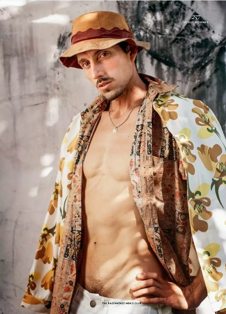 Razzmatazz herreklubb | Vogue Hommes S/S 2015 tatt av talentfulle Bruce Weber og stylet av Deborah Watson. I hovedrollene Aurélien Mulier, Kenneth Gruidroz Jr., Frank Cammarata, Cole Monahan, Olivier Bonnard, Garrett Taber og Juan Heridita