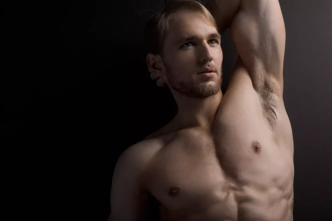 In 'n eksklusiewe vir Fashionably Male ons het die pragtige fotografie deur NYC gebaseer Rick Day 'n baie bekende fotograaf kundigheid in fiksheid en modelle portret, gevang die pragtige hunk model Alexandr Mikhailov vir 'n eksklusiewe, te danke aan Kai Jankovic vir die deel.