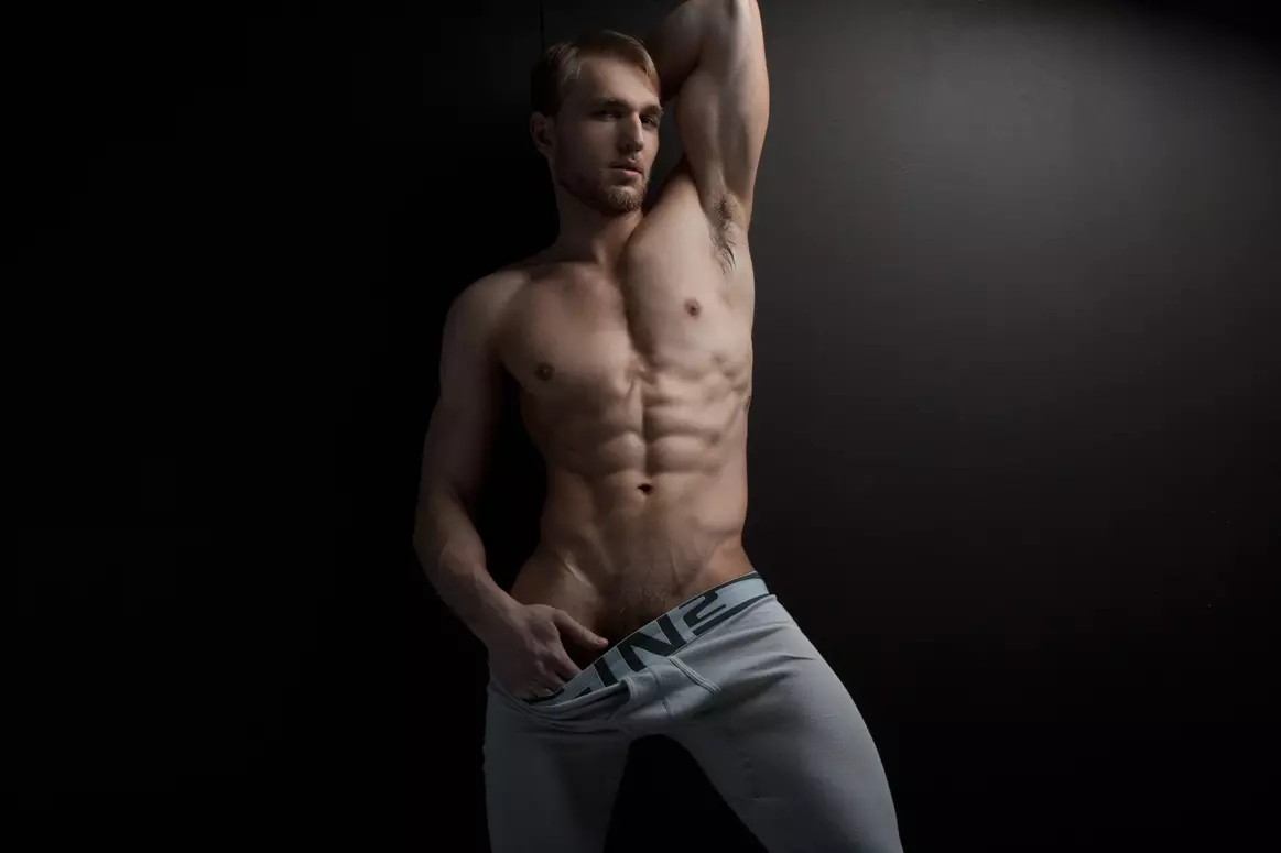 U ekskluzivi za Fashionably Male imamo zadivljujuću fotografiju Ricka Daya iz New Yorka, vrlo dobro poznatog fotografa sa stručnošću u fitnessu i portretiranju modela, snimio je zadivljujućeg modela Alexandra Mikhailova za ekskluzivu, zahvaljujući Kaiju Jankoviću na dijeljenju.