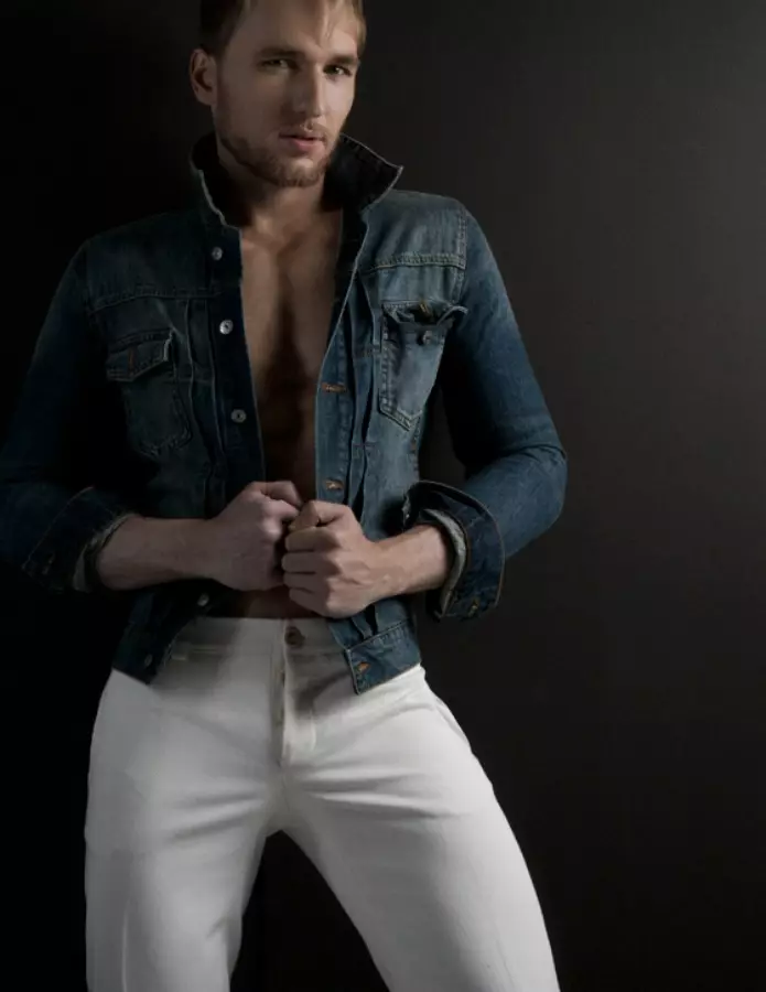 En ekskluzivo por Fashionably Male ni havas la mirindan foton de Rick Day bazita en Novjorko, tre konata fotisto-kompetenteco pri taŭgeco kaj modelaj portretoj, kaptis la mirindan modelon Alexandr Mikhailov por ekskluzivo, danke al Kai Jankovic pro kundivido.