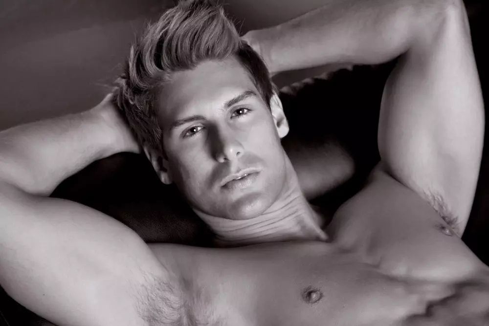 Model Ross Cook, 24, adhedhasar NYC lan asli saka deso Illinois, cedhak St.