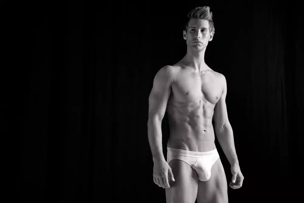 Model Ross Cook, 24, is NYC-gebaseerde en oorspronklik van landelike Illinois, naby St. Louis.