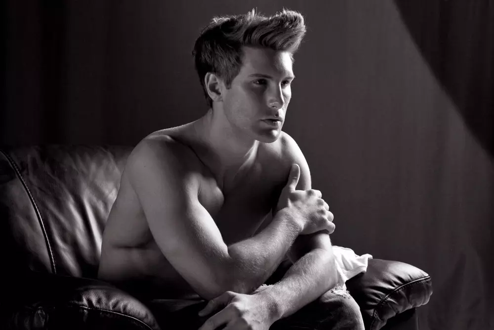 Modelo Ross Cook, 24, estas NYC-bazita kaj originale de kampara Ilinojso, proksime de St.